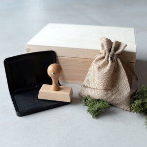 zestaw pomysł na prezent box stempel pudełko drewniane skrzynka poduszka tuszująca woreczek jutowy pieczątka